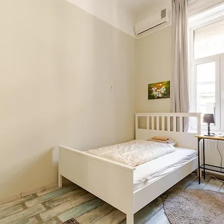 Spacious For Group In Centre בודפשט