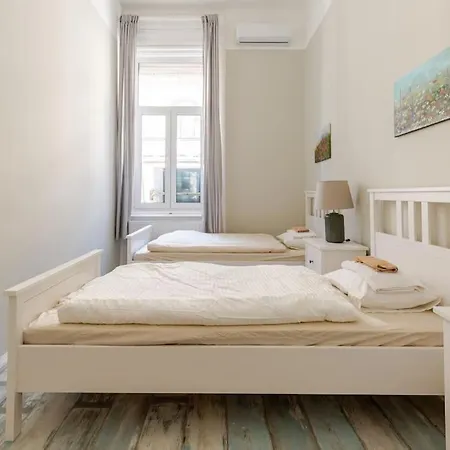 Appartement Spacious Apartment 5 Bedrooms In Centre Budapest