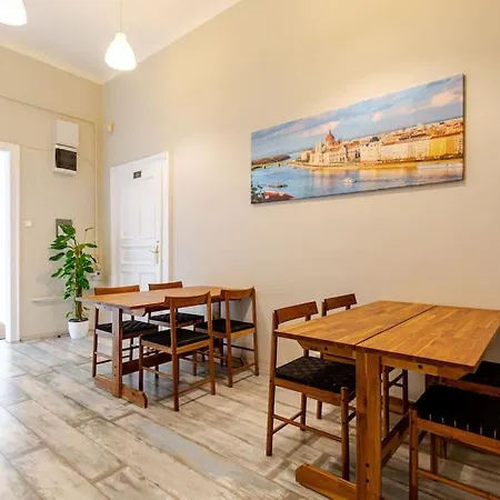 Spacious Apartment 5 Bedrooms In Centre Budapest *