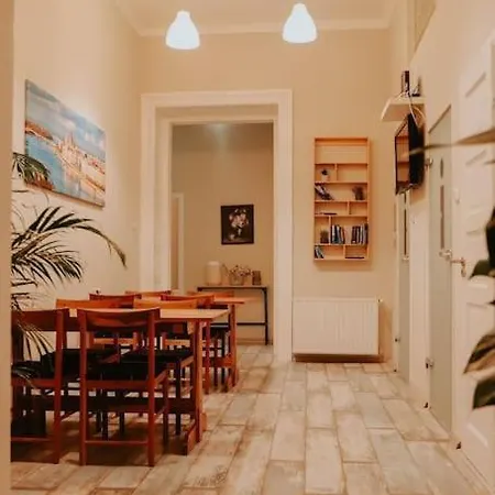 Spacious Apartment 5 Bedrooms In Centre Budapest