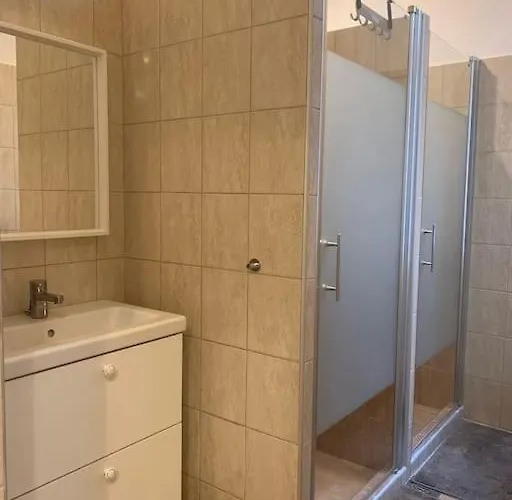 Spacious For Group In Centre *