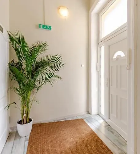 Spacious For Group In Centre *