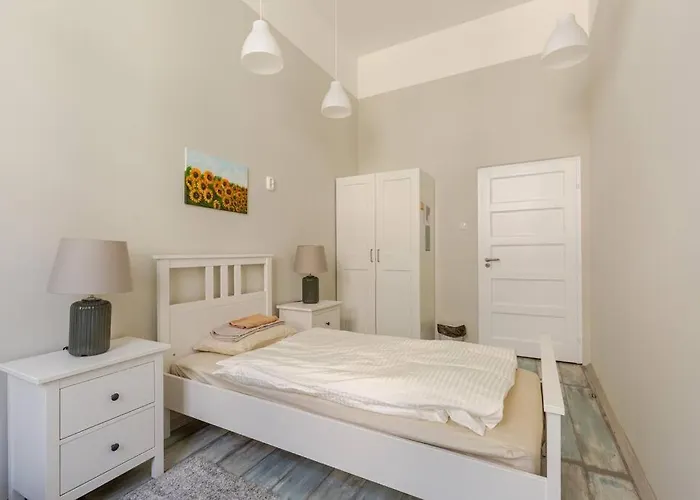 Spacious For Group In Centre *