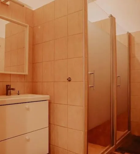 Spacious For Group In Centre *