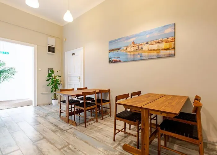 Spacious For Group In Centre *