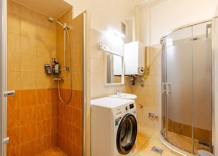 Spacious For Group In Centre *