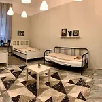 Spacious For Group In Centre דירה *